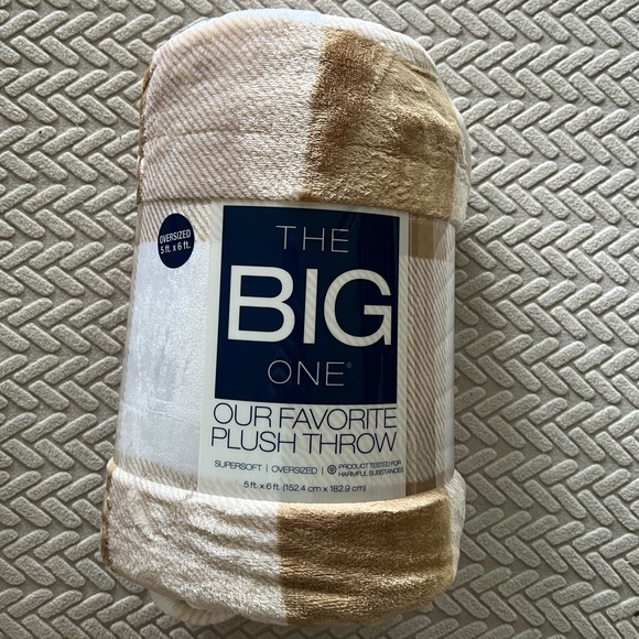 PLUSH THROW - Picture 3 of 5